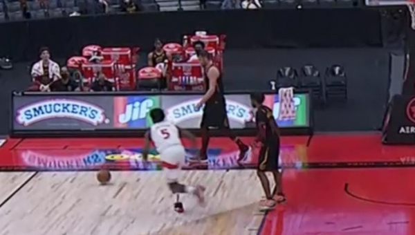 Kuriozas NBA: K. Love'as kamuolį atidavė varžovams (VIDEO)